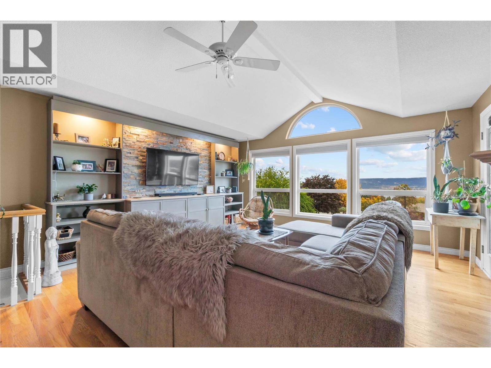 2270 3 Avenue Se, Salmon Arm, British Columbia  V1E 1K1 - Photo 4 - 10378047