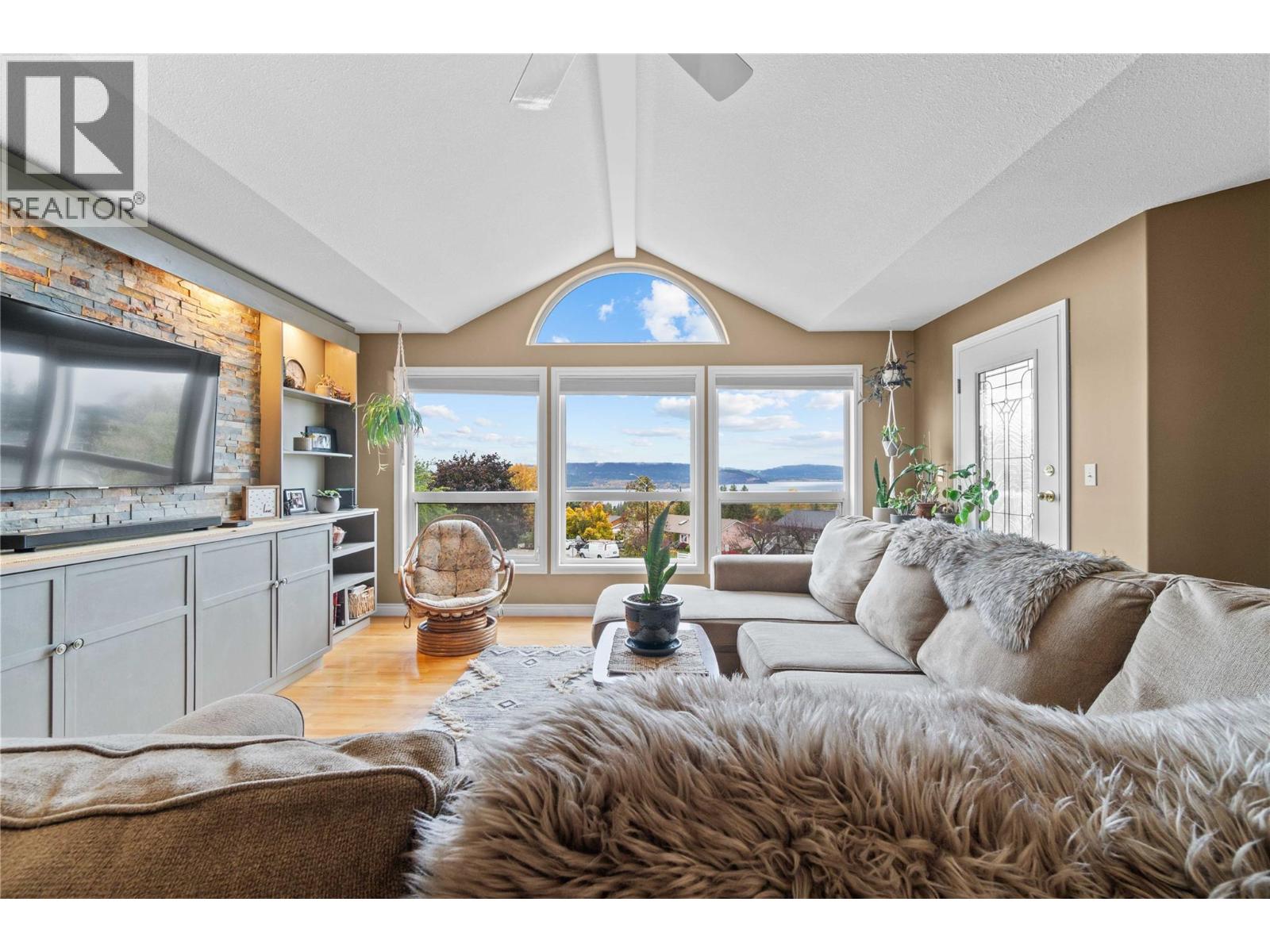 2270 3 Avenue Se, Salmon Arm, British Columbia  V1E 1K1 - Photo 5 - 10378047