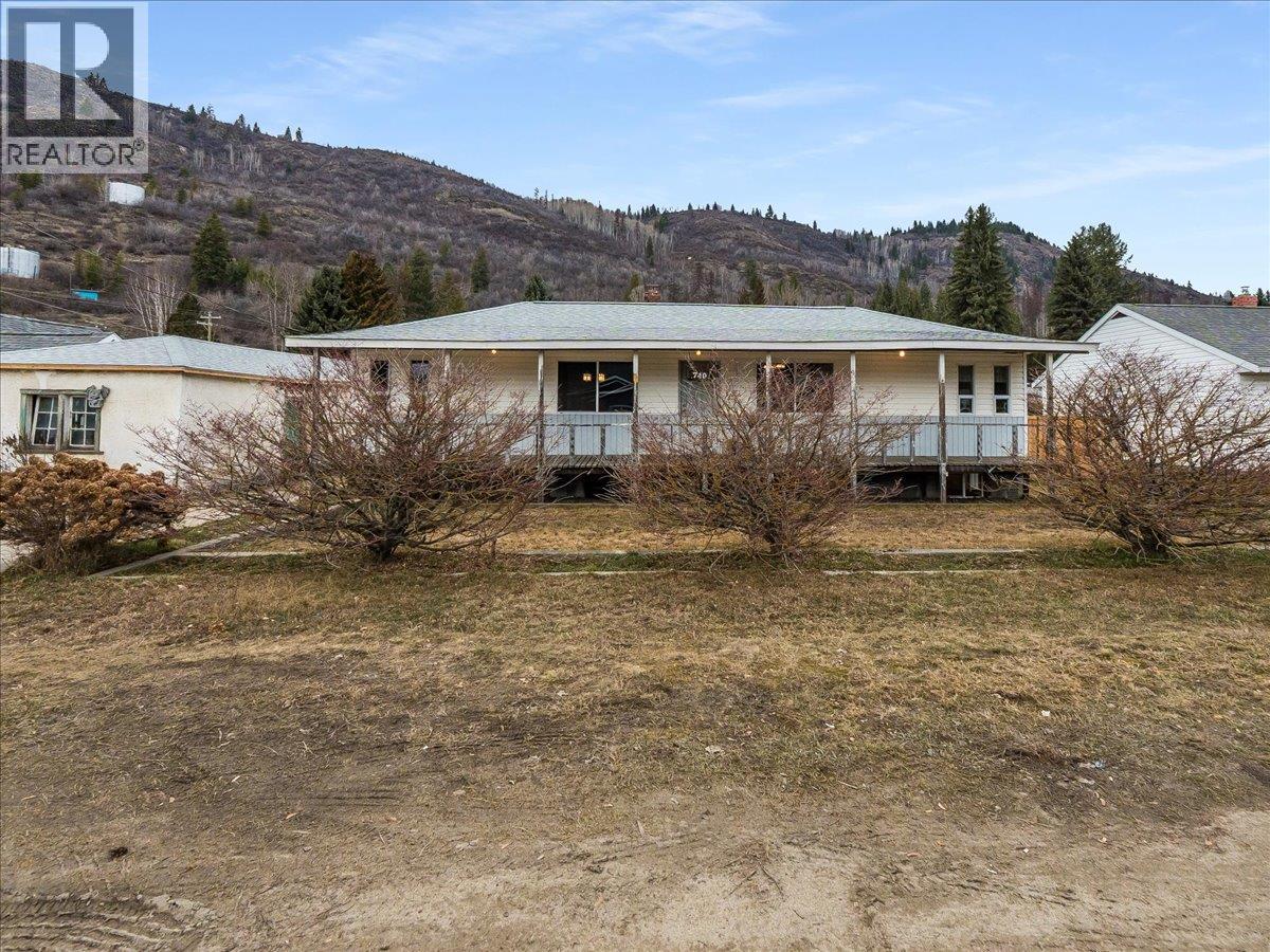 740 10th Avenue, Montrose, British Columbia  V0G 1P0 - Photo 1 - 10378166