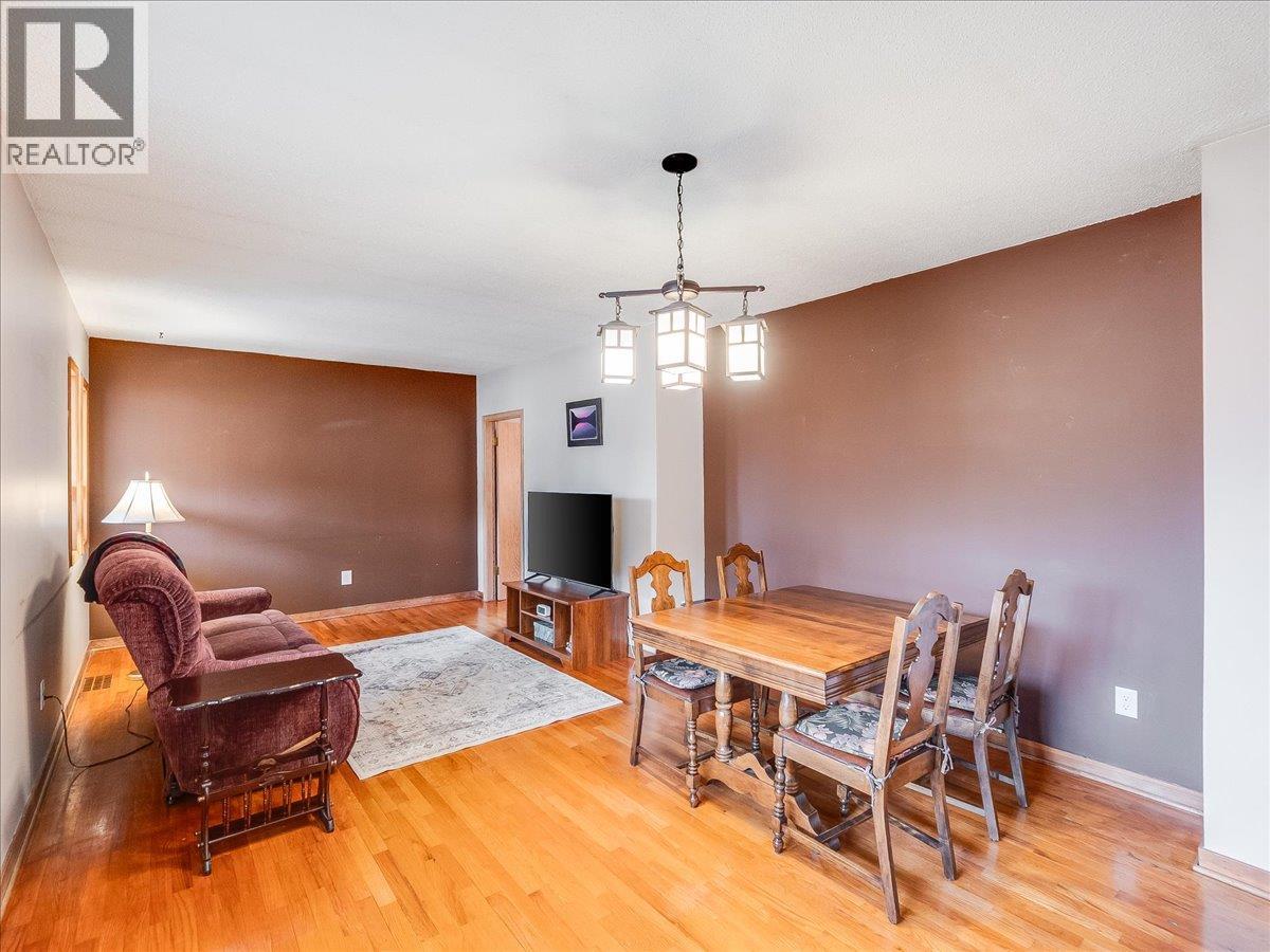 740 10th Avenue, Montrose, British Columbia  V0G 1P0 - Photo 10 - 10378166