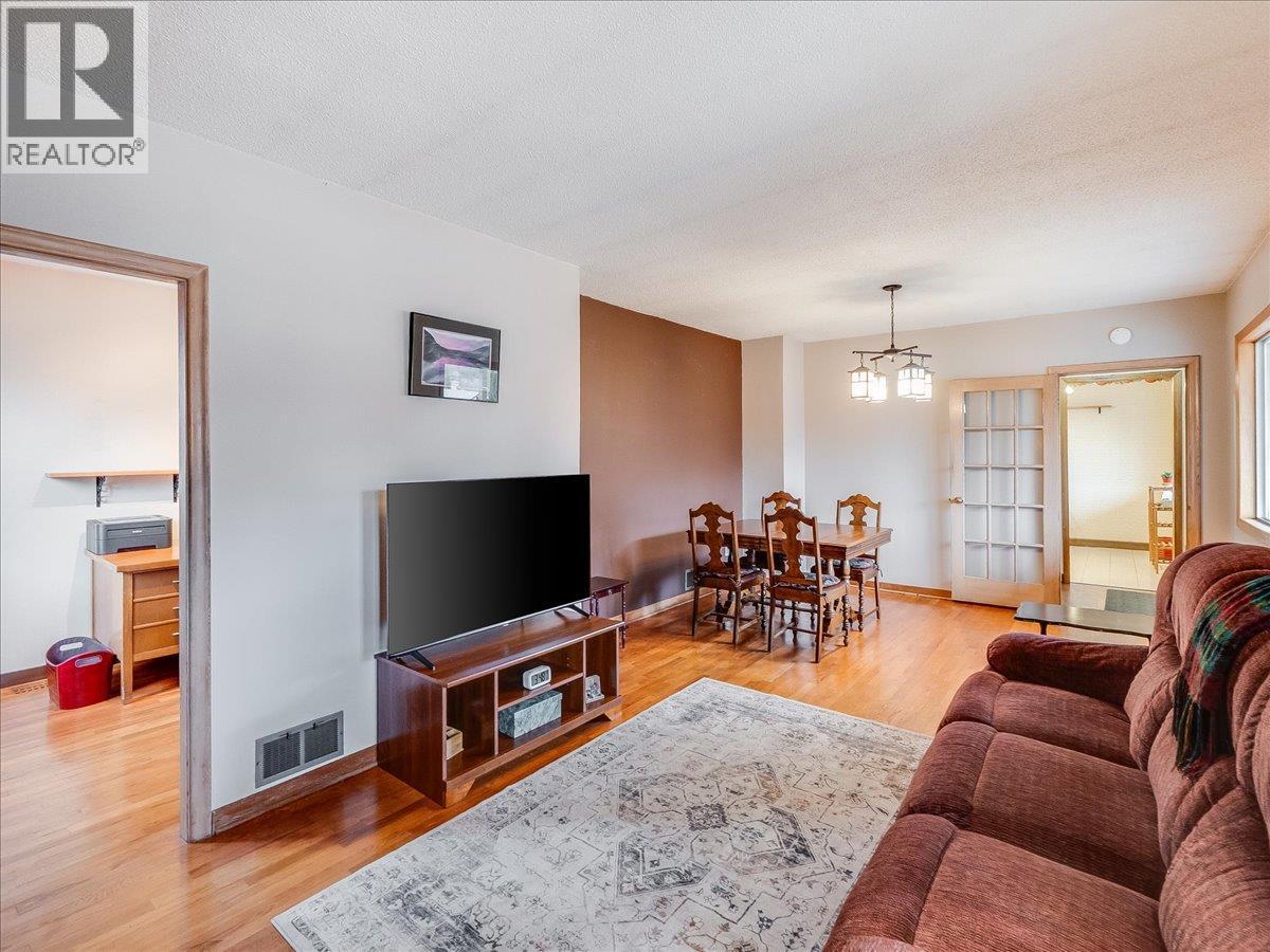 740 10th Avenue, Montrose, British Columbia  V0G 1P0 - Photo 13 - 10378166