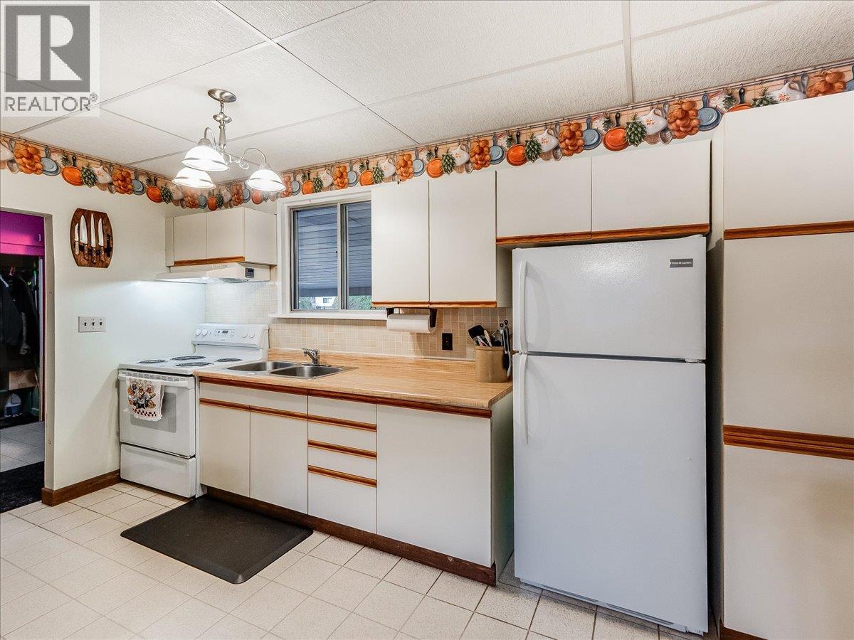 740 10th Avenue, Montrose, British Columbia  V0G 1P0 - Photo 2 - 10378166