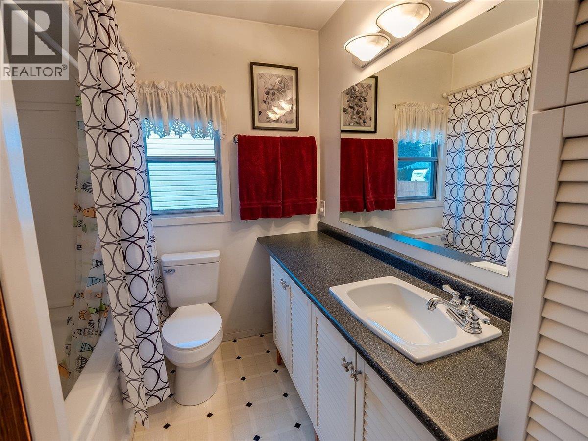 740 10th Avenue, Montrose, British Columbia  V0G 1P0 - Photo 23 - 10378166