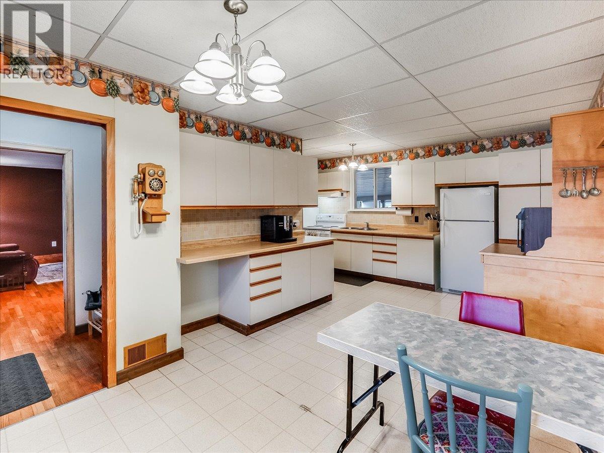 740 10th Avenue, Montrose, British Columbia  V0G 1P0 - Photo 4 - 10378166