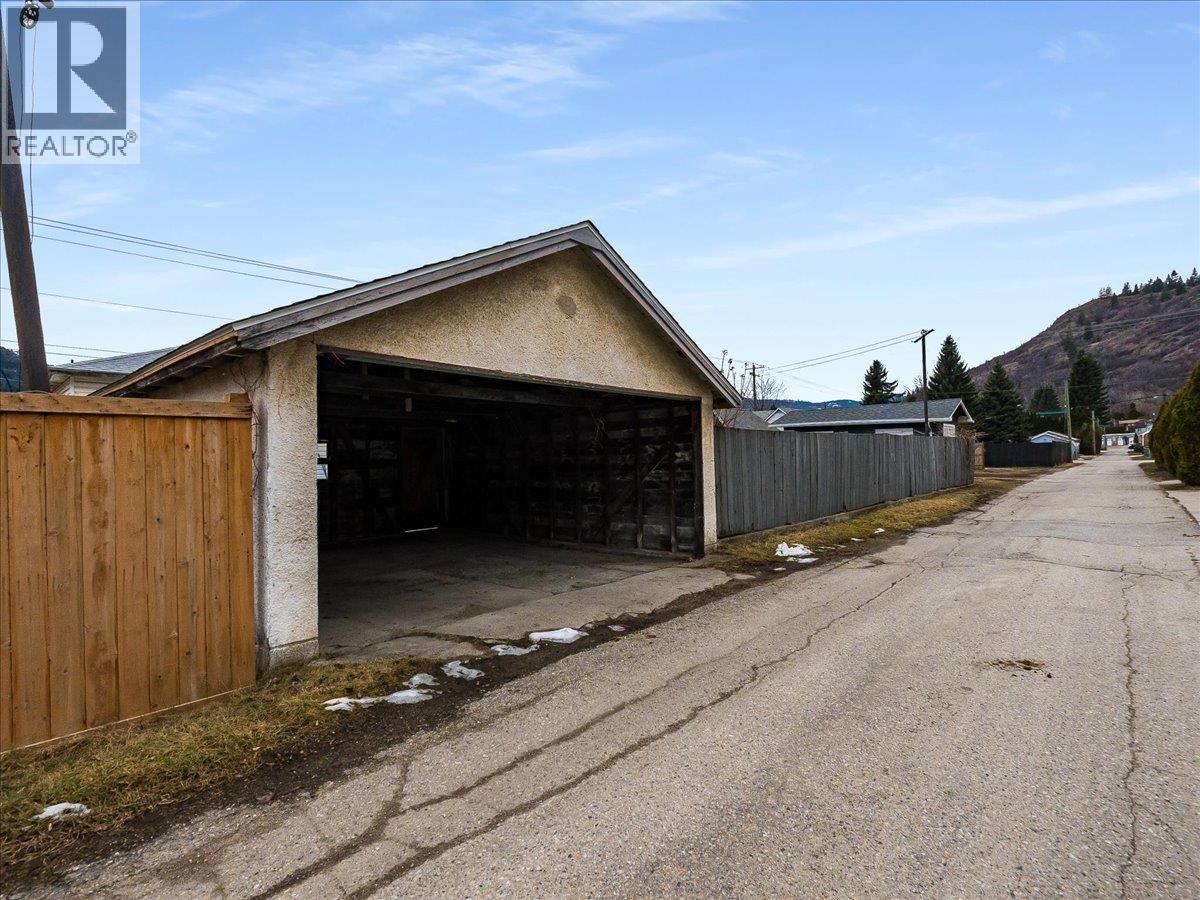 740 10th Avenue, Montrose, British Columbia  V0G 1P0 - Photo 40 - 10378166