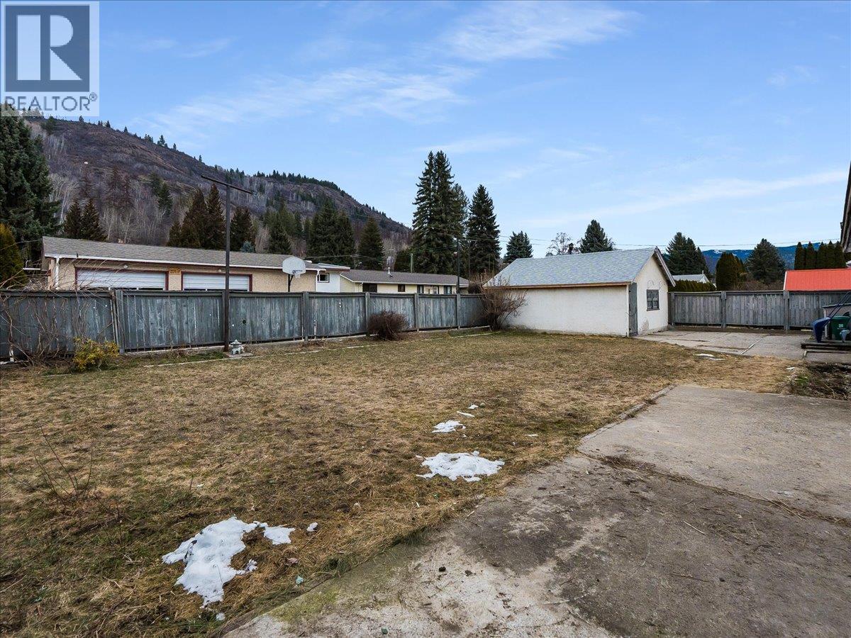 740 10th Avenue, Montrose, British Columbia  V0G 1P0 - Photo 44 - 10378166