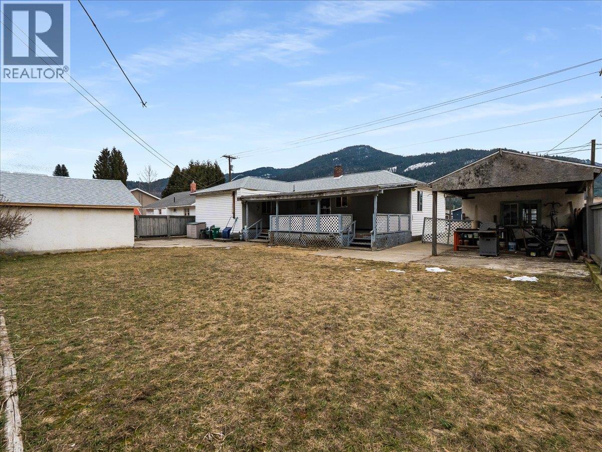 740 10th Avenue, Montrose, British Columbia  V0G 1P0 - Photo 45 - 10378166