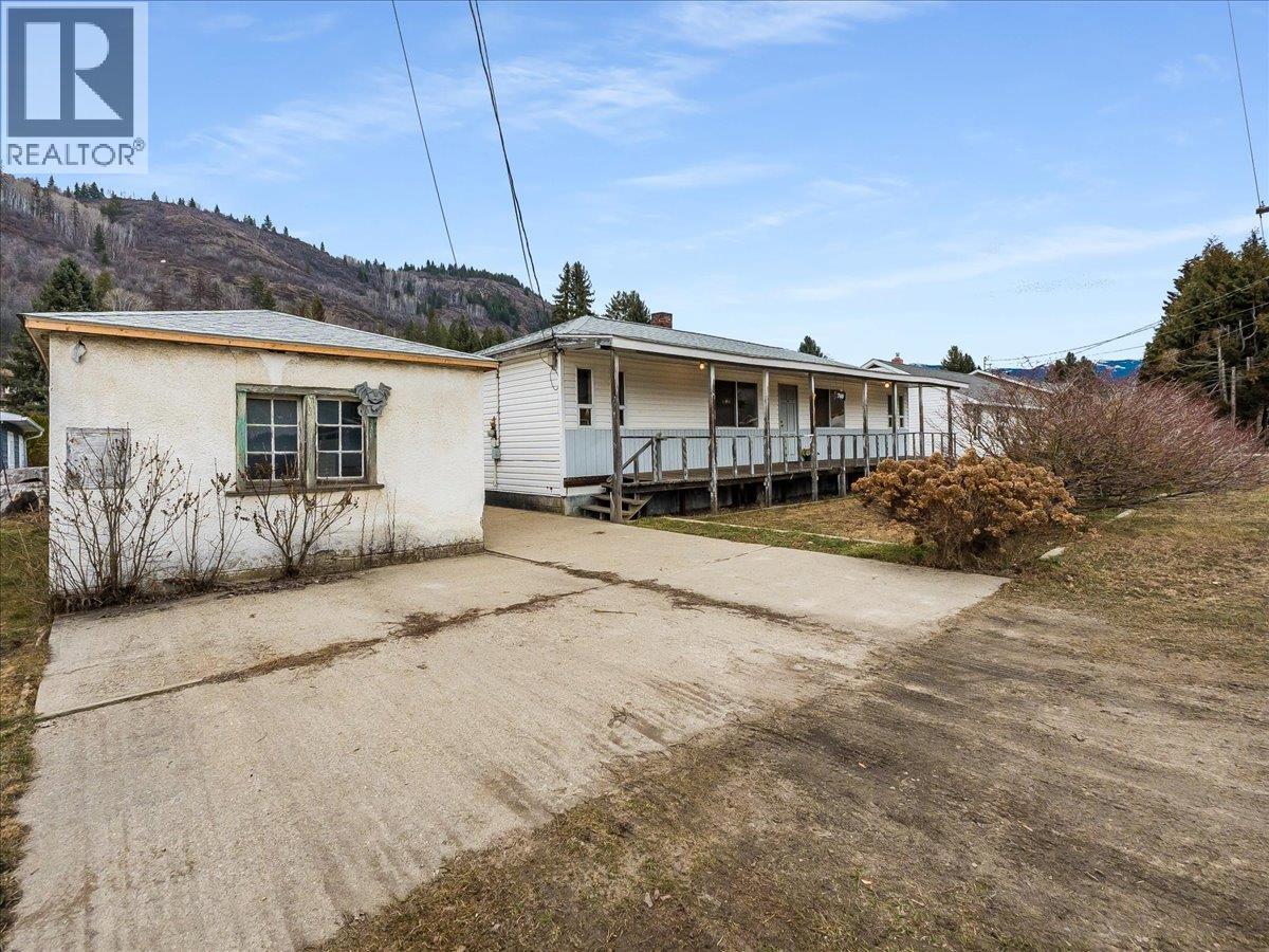 740 10th Avenue, Montrose, British Columbia  V0G 1P0 - Photo 46 - 10378166