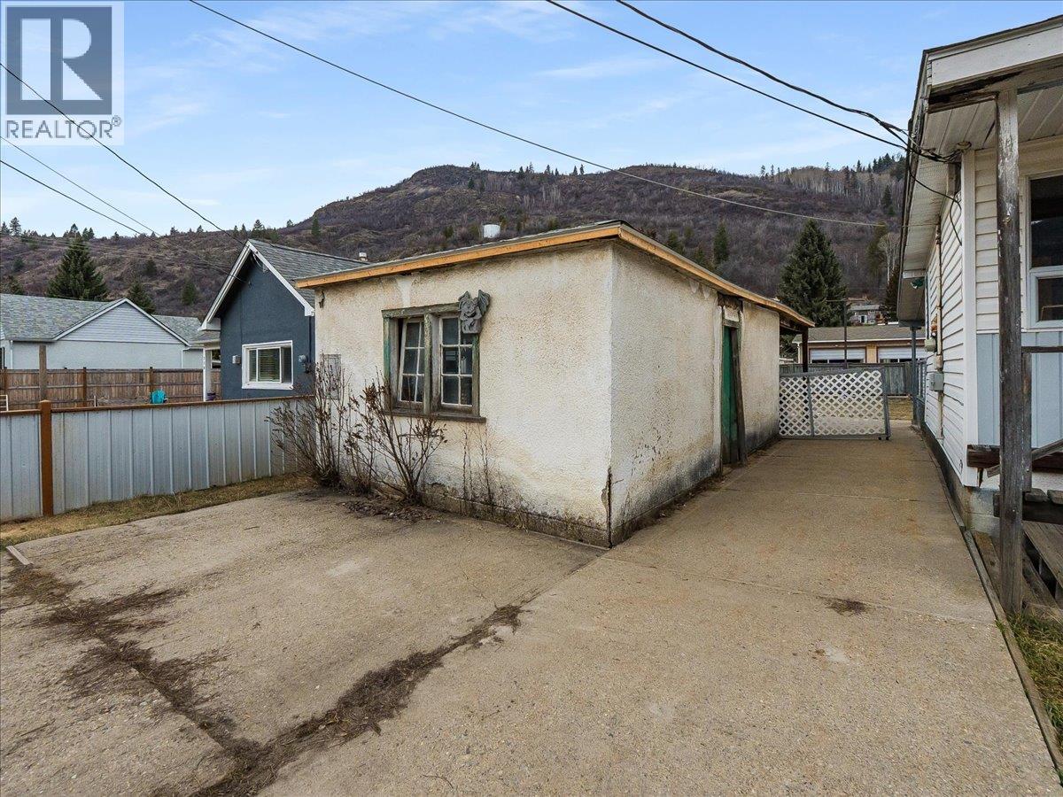 740 10th Avenue, Montrose, British Columbia  V0G 1P0 - Photo 47 - 10378166