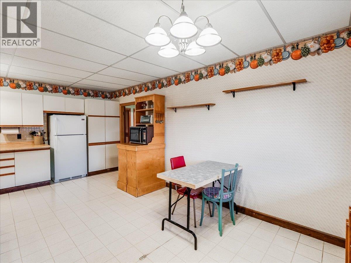 740 10th Avenue, Montrose, British Columbia  V0G 1P0 - Photo 5 - 10378166