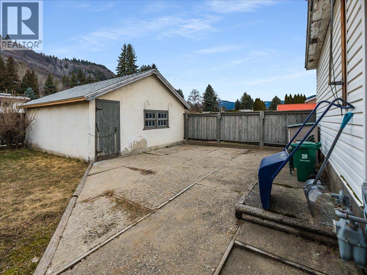 740 10th Avenue, Montrose, British Columbia  V0G 1P0 - Photo 55 - 10378166