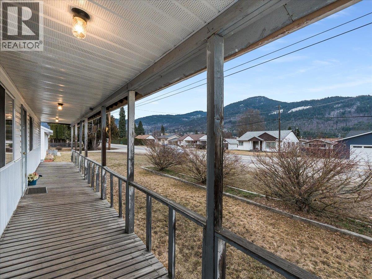 740 10th Avenue, Montrose, British Columbia  V0G 1P0 - Photo 59 - 10378166