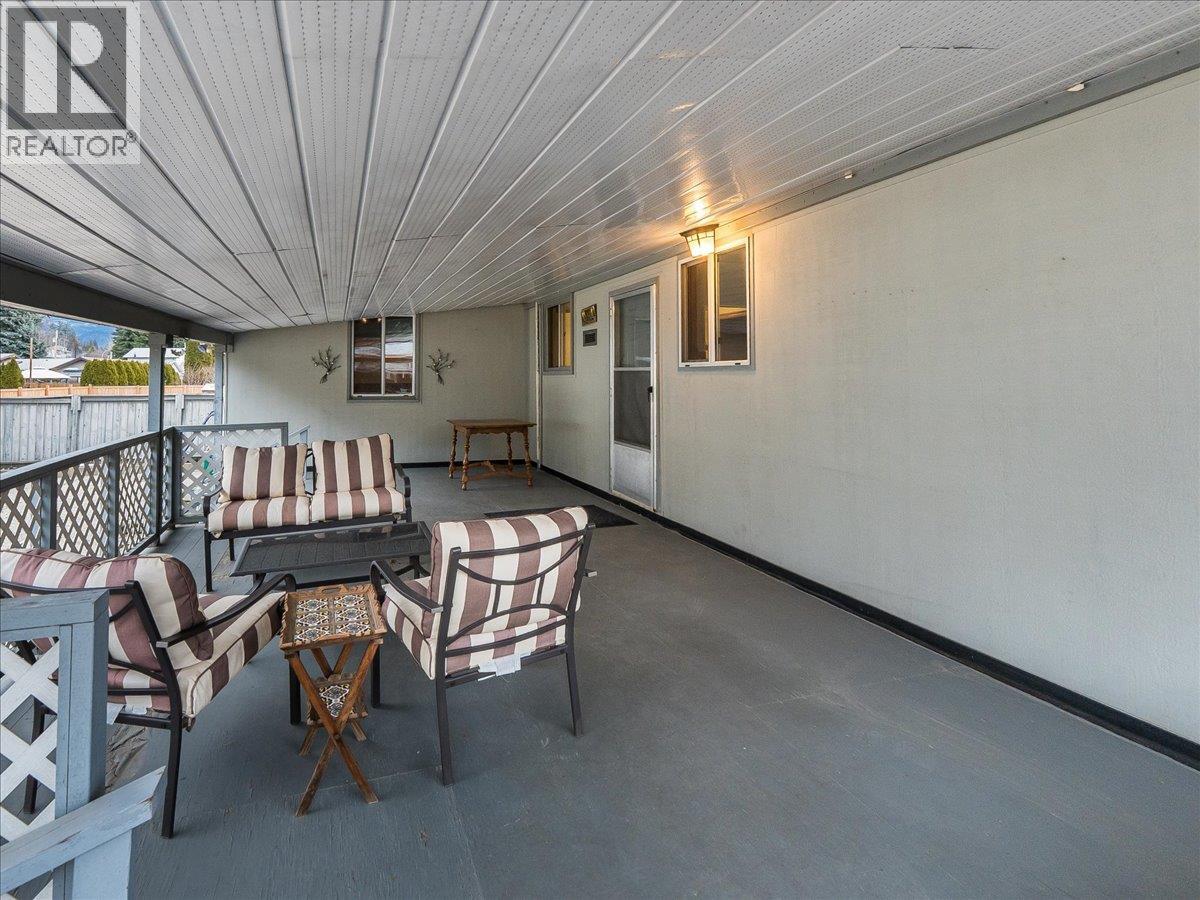 740 10th Avenue, Montrose, British Columbia  V0G 1P0 - Photo 60 - 10378166