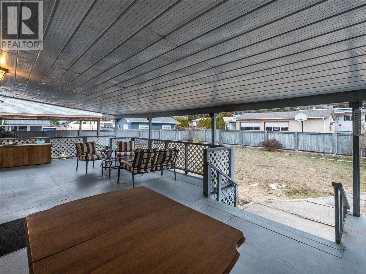 740 10th Avenue, Montrose, British Columbia  V0G 1P0 - Photo 61 - 10378166