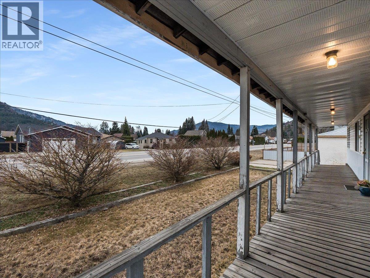 740 10th Avenue, Montrose, British Columbia  V0G 1P0 - Photo 62 - 10378166