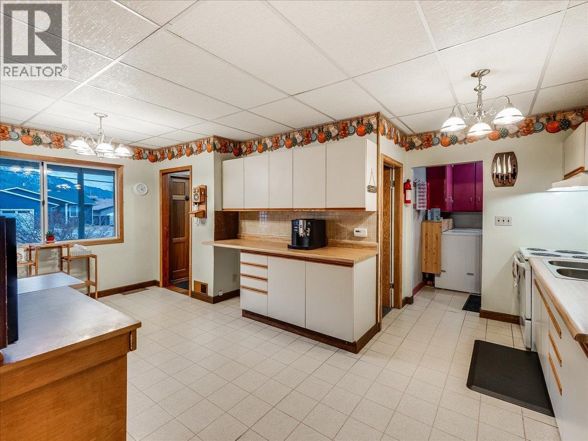 740 10th Avenue, Montrose, British Columbia  V0G 1P0 - Photo 8 - 10378166