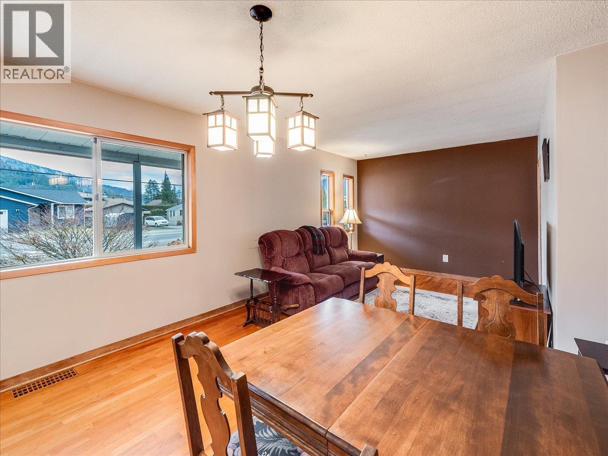 740 10th Avenue, Montrose, British Columbia  V0G 1P0 - Photo 9 - 10378166