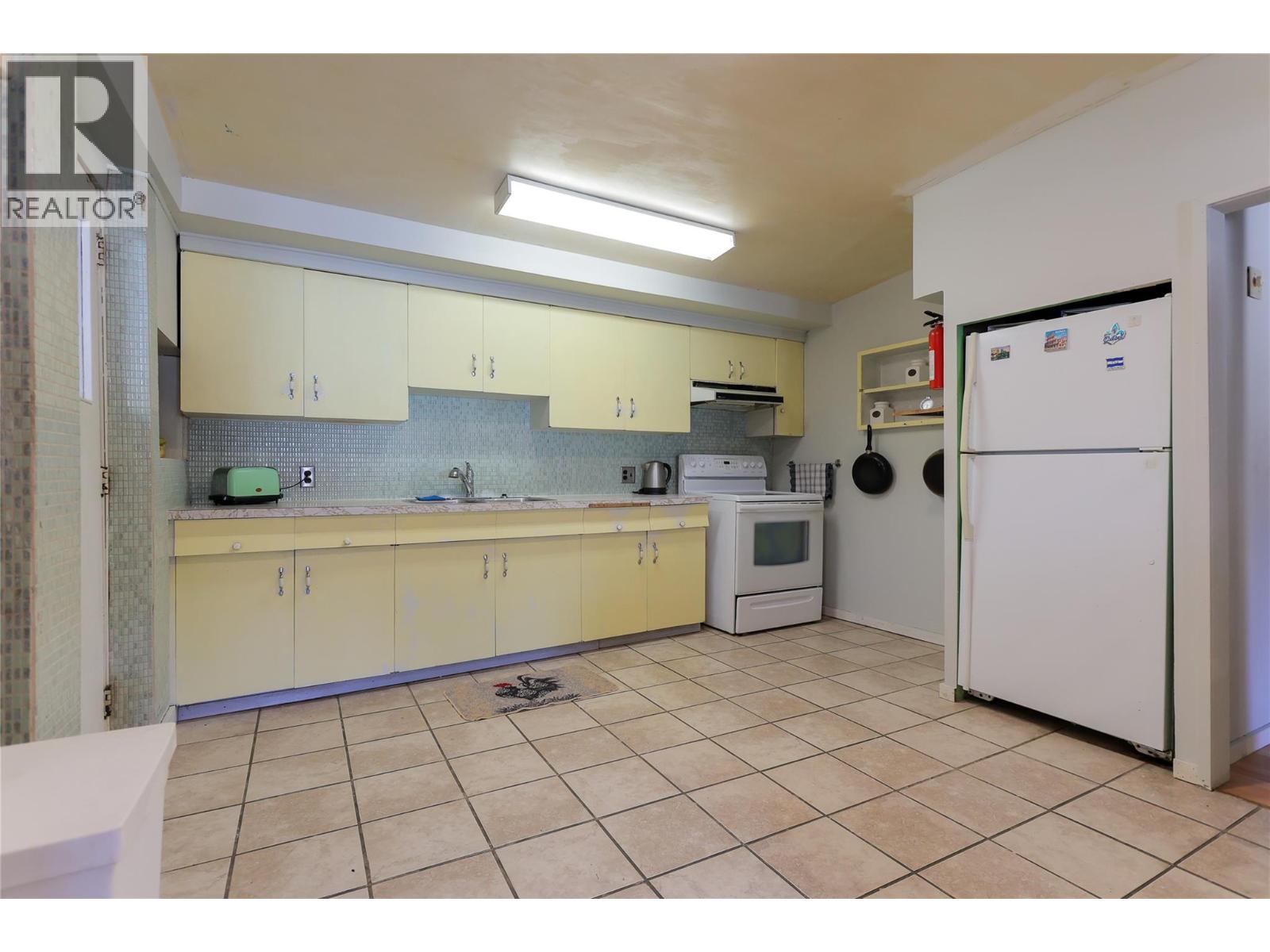 244a Old Rossland Avenue, Trail, British Columbia  V1R 3M7 - Photo 9 - 10377345