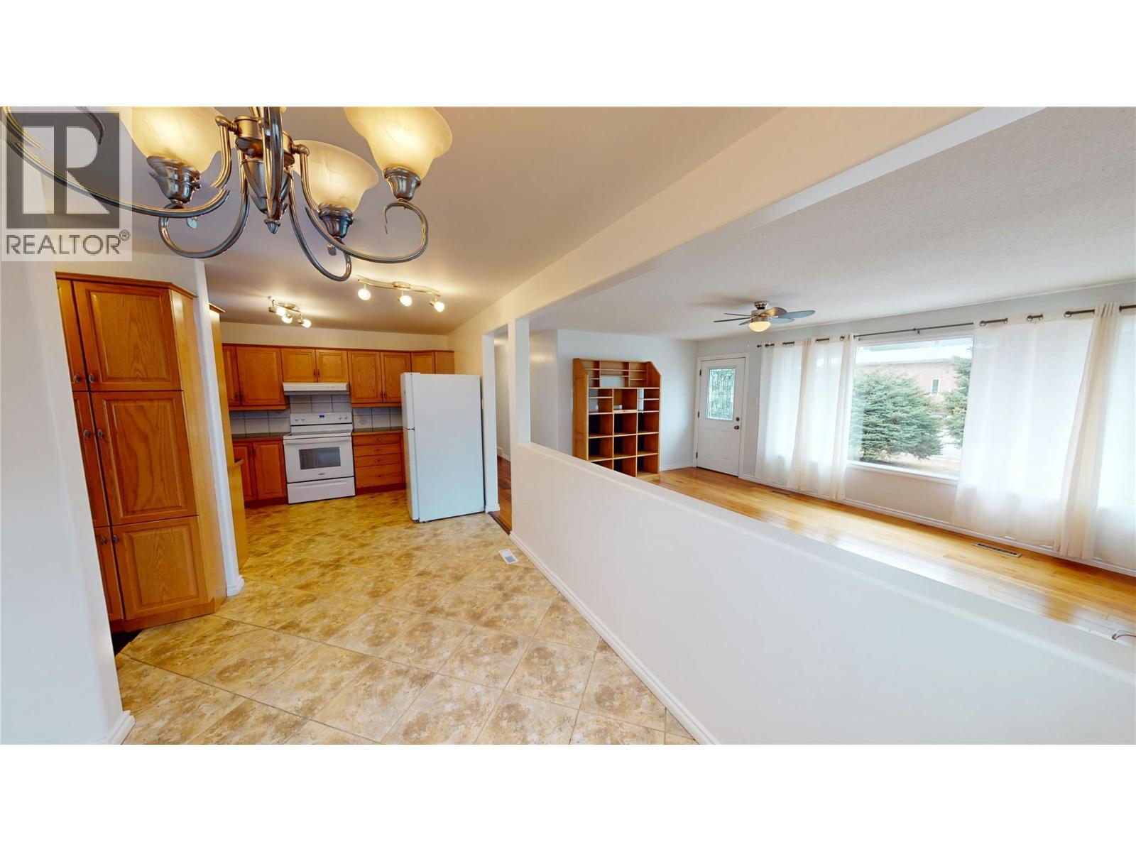 137 Spruce Avenue, Sparwood, British Columbia  V0B 2G0 - Photo 5 - 10378104