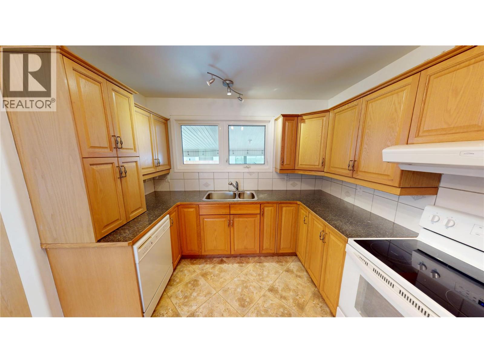 137 Spruce Avenue, Sparwood, British Columbia  V0B 2G0 - Photo 7 - 10378104