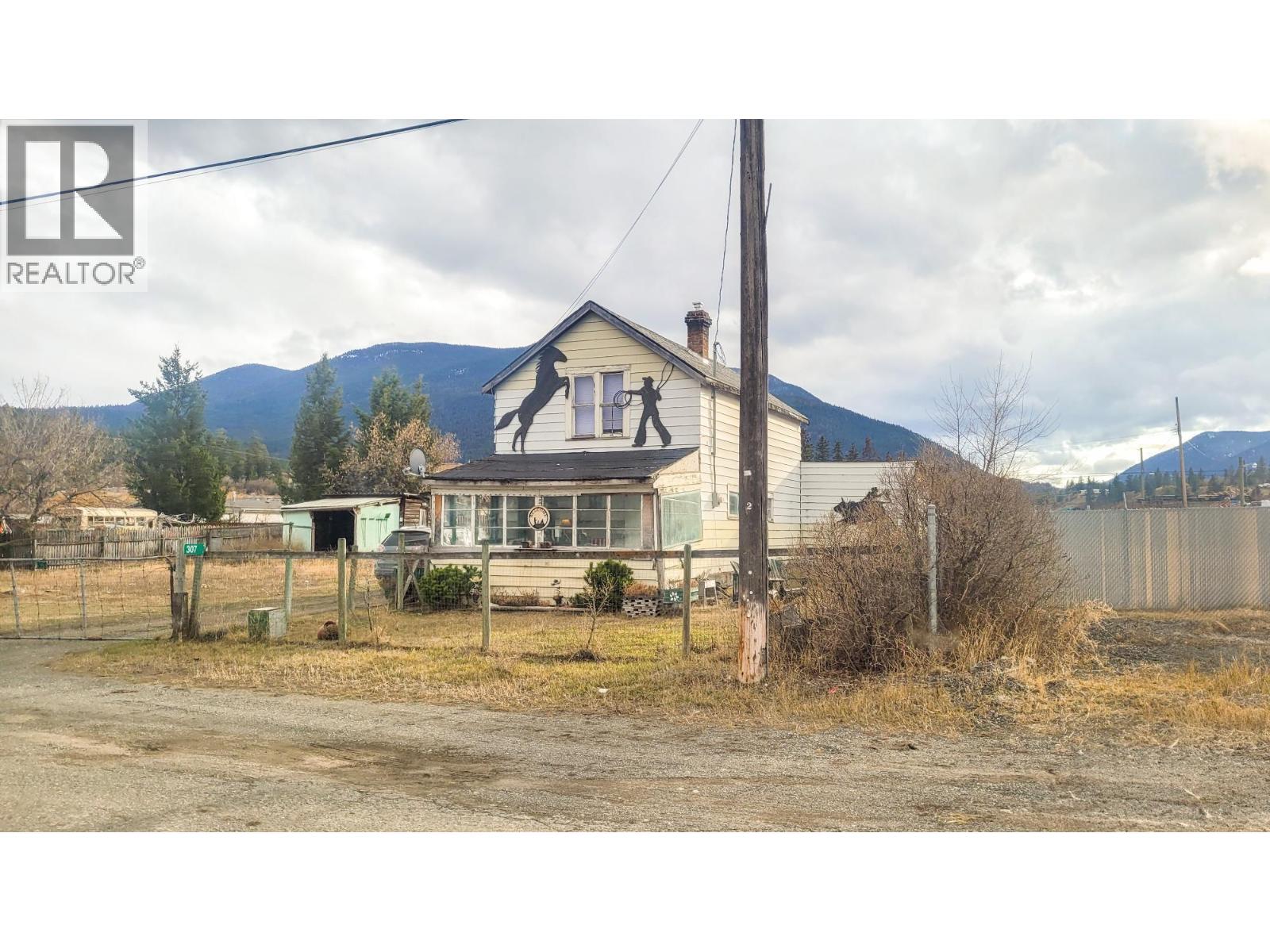 307 Smith Avenue, Clinton, British Columbia  V0K 1K0 - Photo 1 - 10378382
