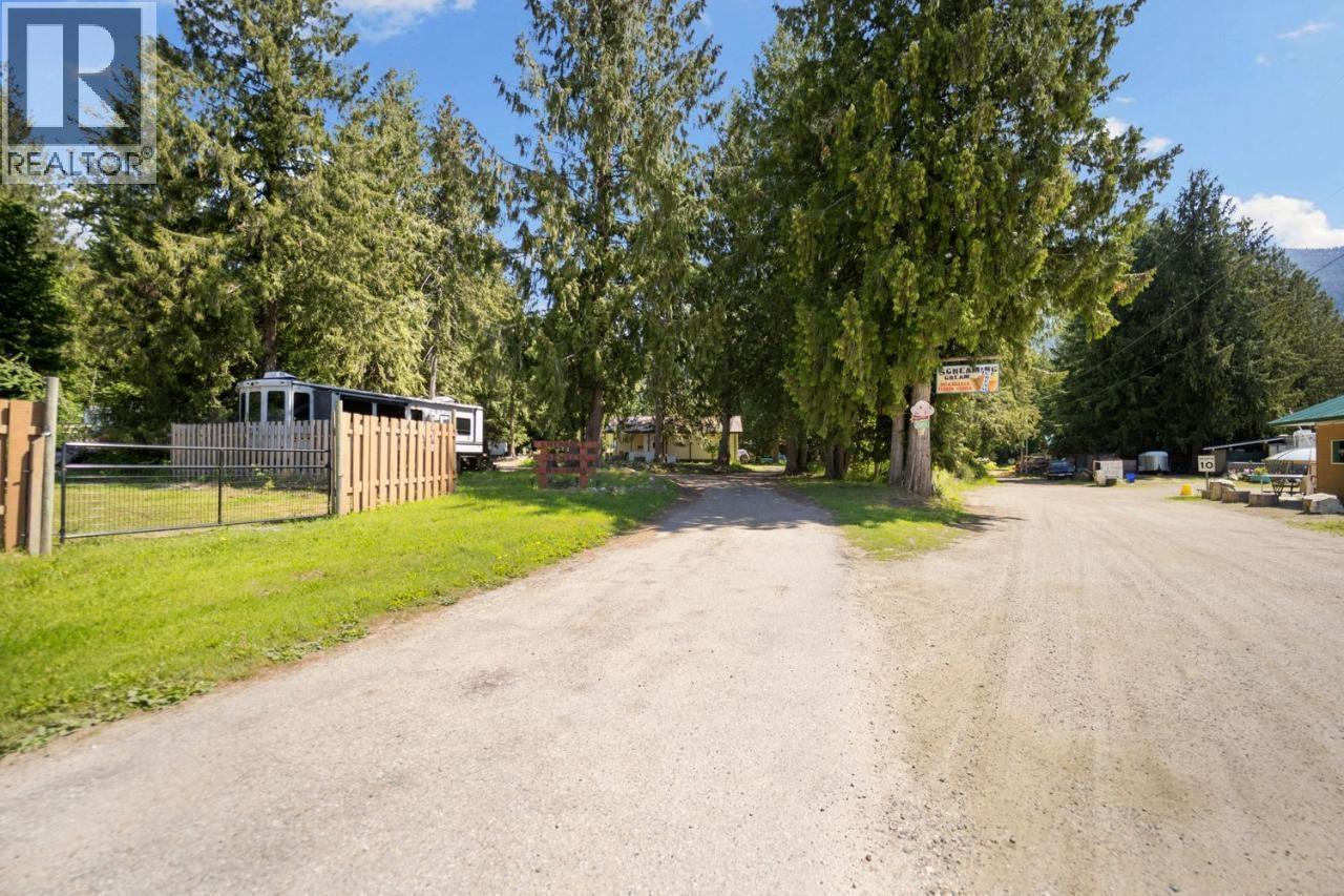 16070 3a Highway, Crawford Bay, British Columbia  V0B 1E0 - Photo 7 - 10378353