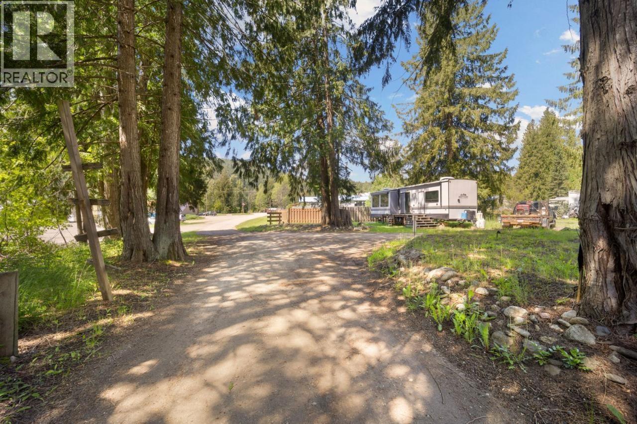 16070 3a Highway, Crawford Bay, British Columbia  V0B 1E0 - Photo 9 - 10378353