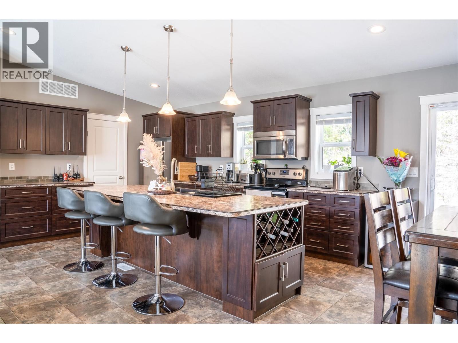 6142 Highway 3a Highway, Nelson, British Columbia  V1L 6P5 - Photo 5 - 10378126