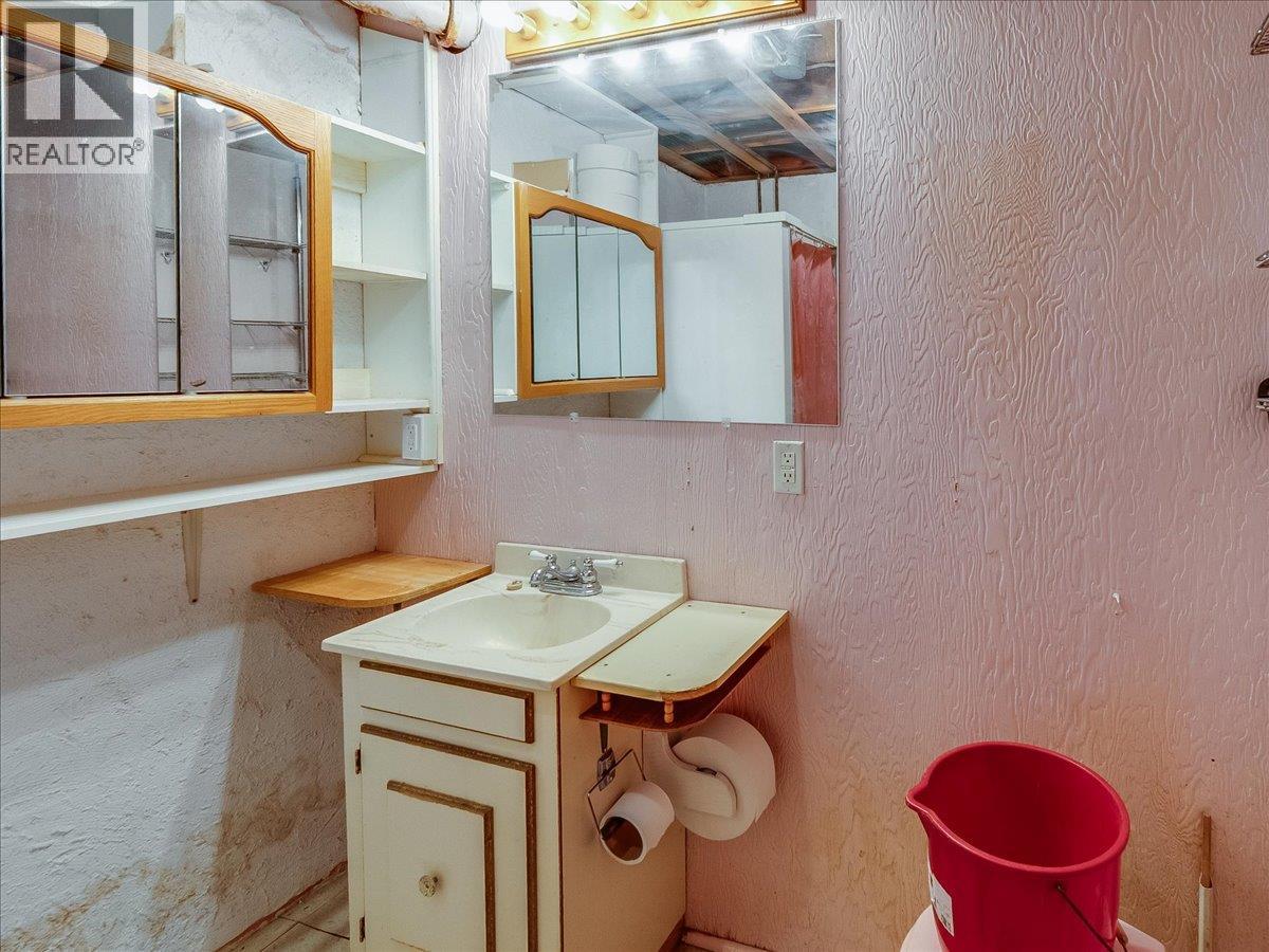 3775 Dogwood Drive, Trail, British Columbia  V1R 2V4 - Photo 31 - 10378286