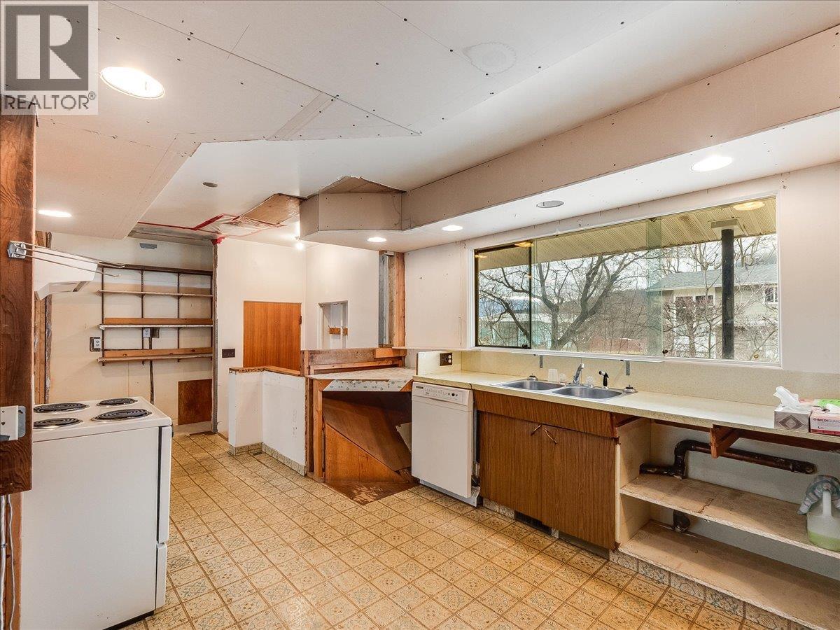 3775 Dogwood Drive, Trail, British Columbia  V1R 2V4 - Photo 6 - 10378286