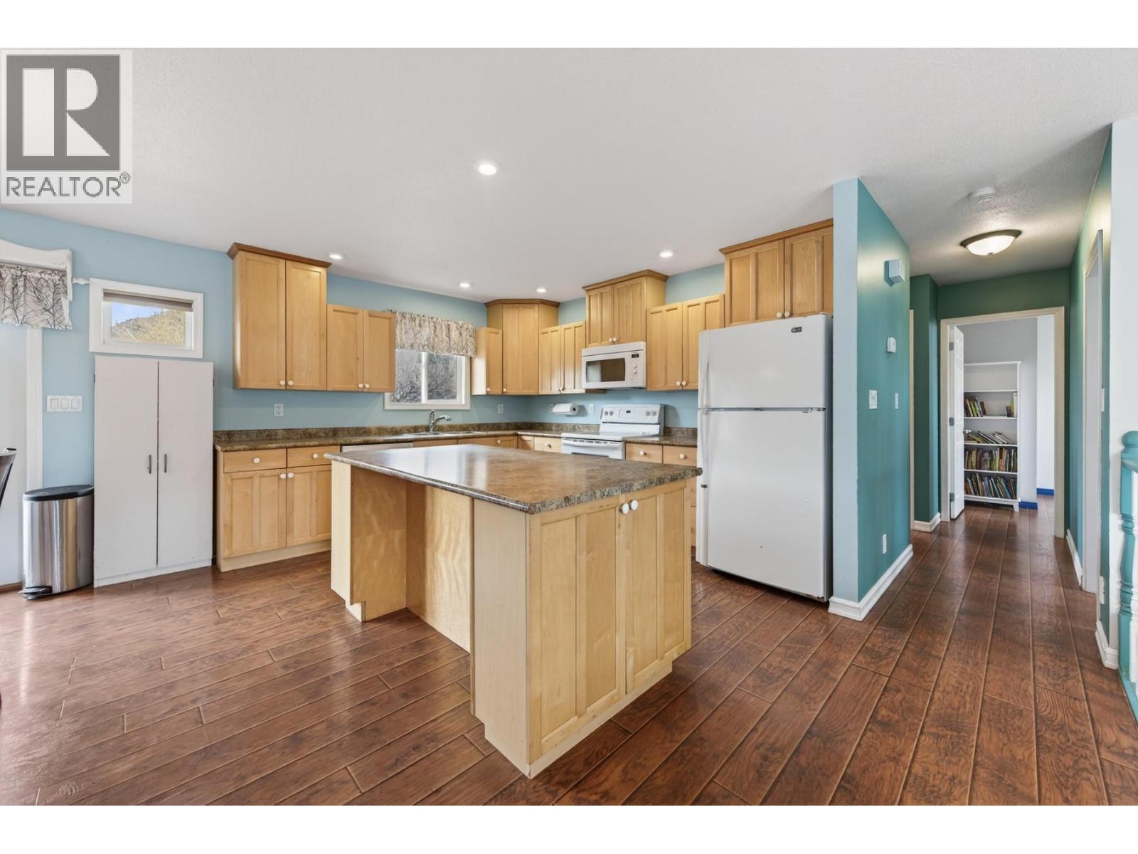 2351 Chapman Street, Merritt, British Columbia  V1K 1B8 - Photo 8 - 10377152