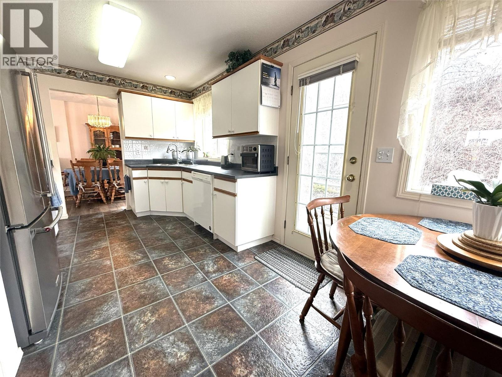 2022 Pacific Way Unit# 32, Kamloops, British Columbia  V1S 1T1 - Photo 4 - 10377544