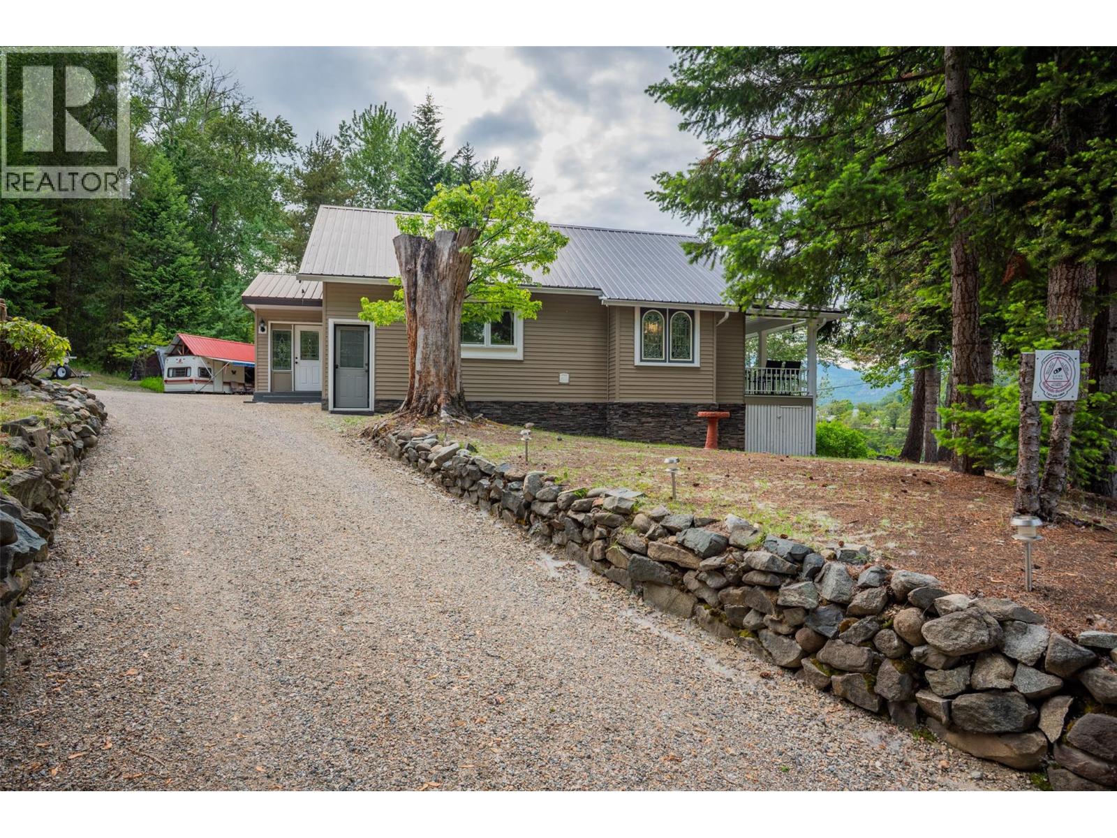 2060 Casino Road, Trail, British Columbia  V1R 4X3 - Photo 1 - 10378455