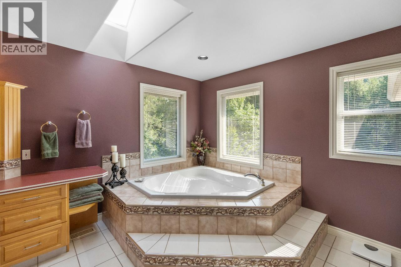 880 Waterloo Road, Castlegar, British Columbia  V1N 4K8 - Photo 41 - 10378544