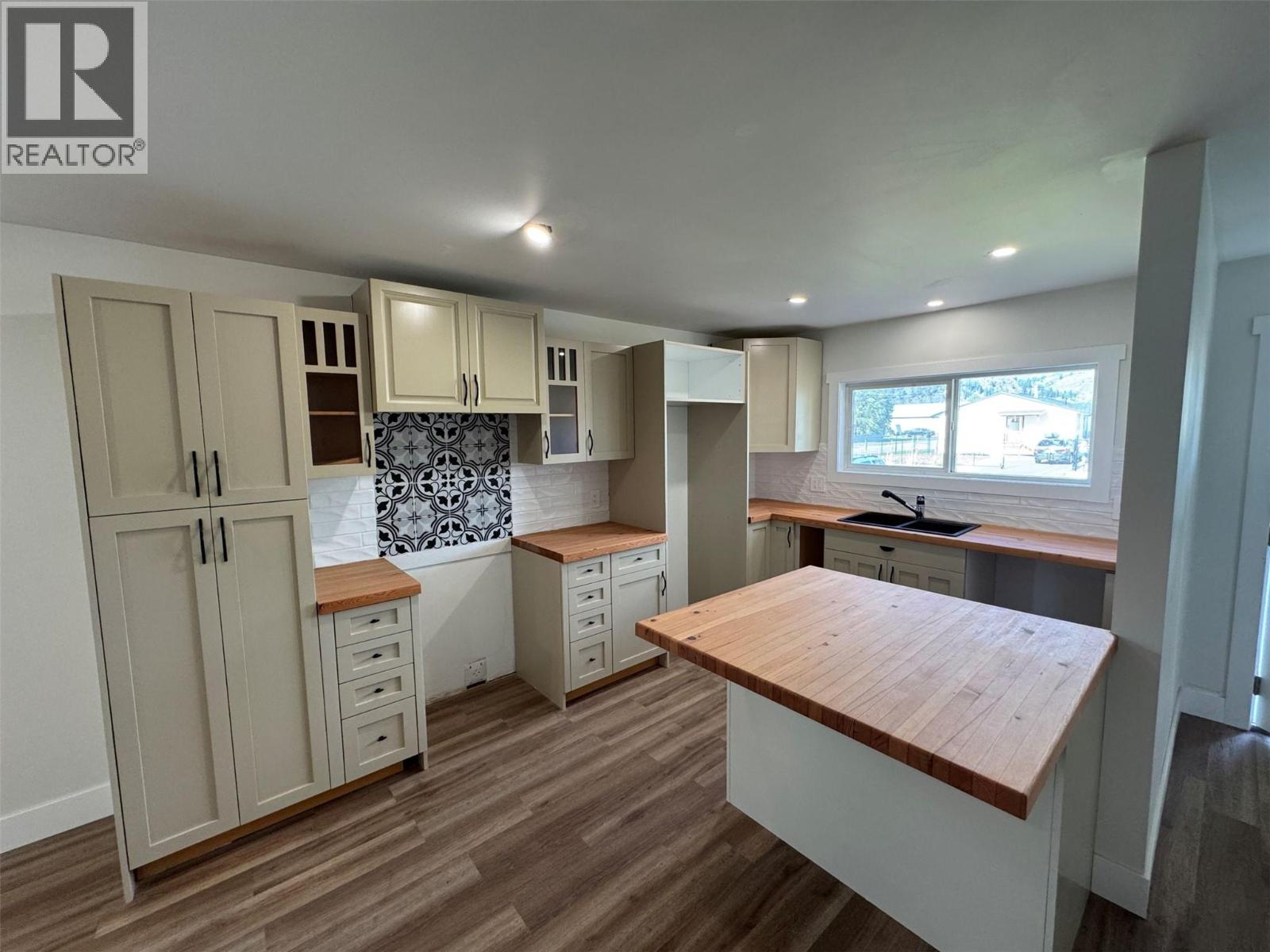 7145 22nd Street, Grand Forks, British Columbia  V0H 1H0 - Photo 3 - 10378665