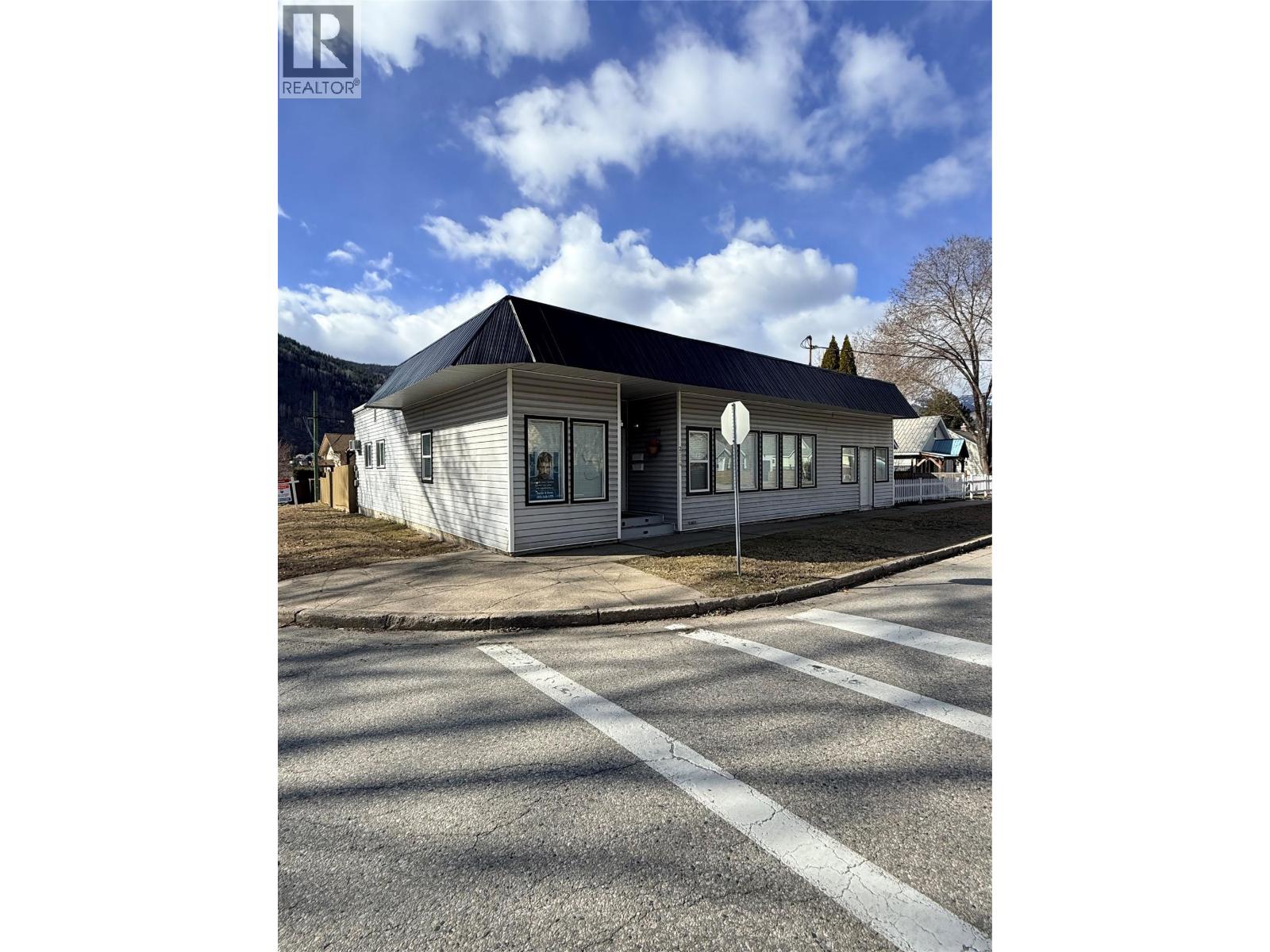 2194 Sixth Avenue, Trail, British Columbia  V1R 3B7 - Photo 2 - 10378717