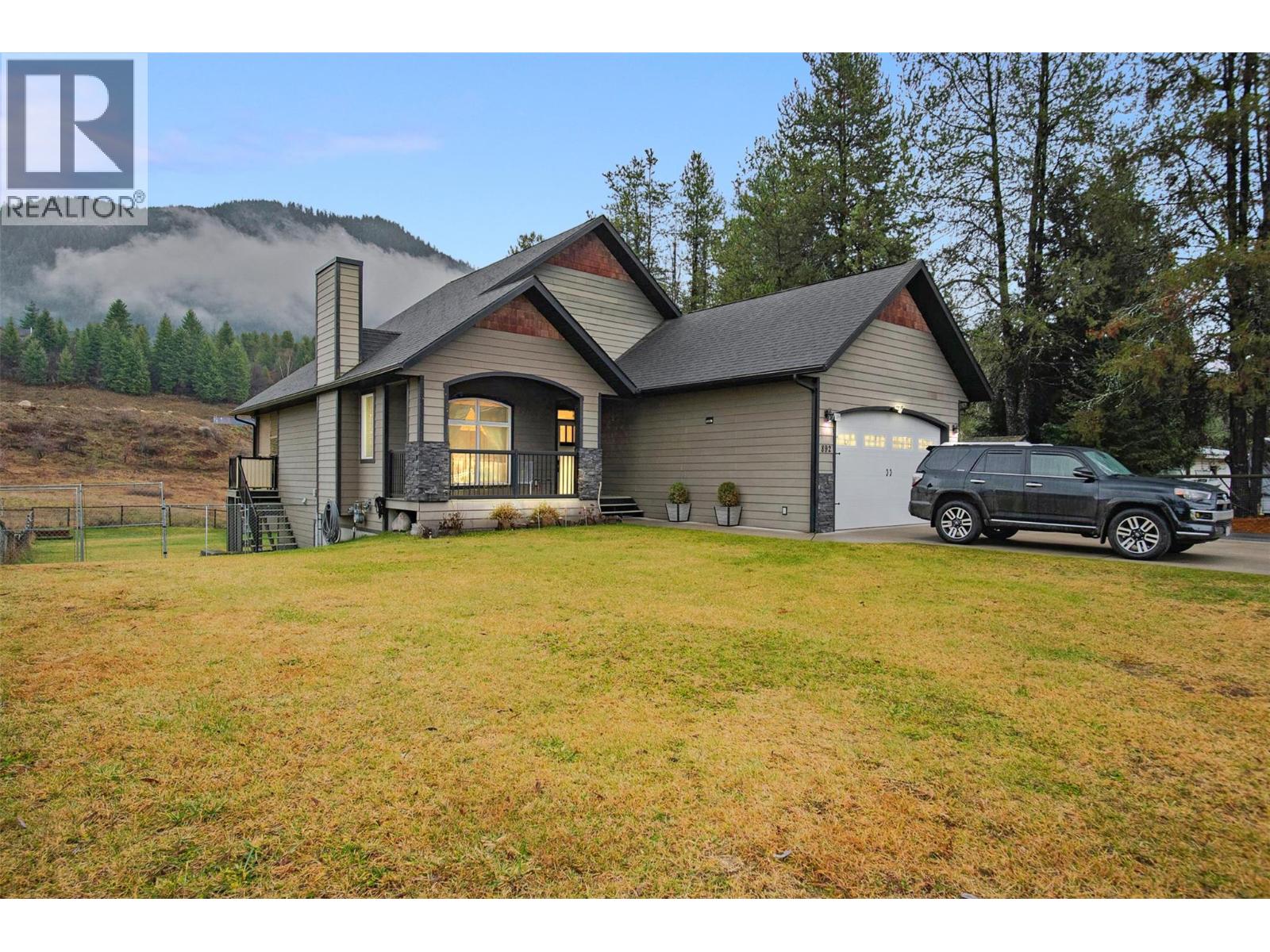 892 Waterloo Road, Castlegar, British Columbia  V1N 4K8 - Photo 2 - 10378764
