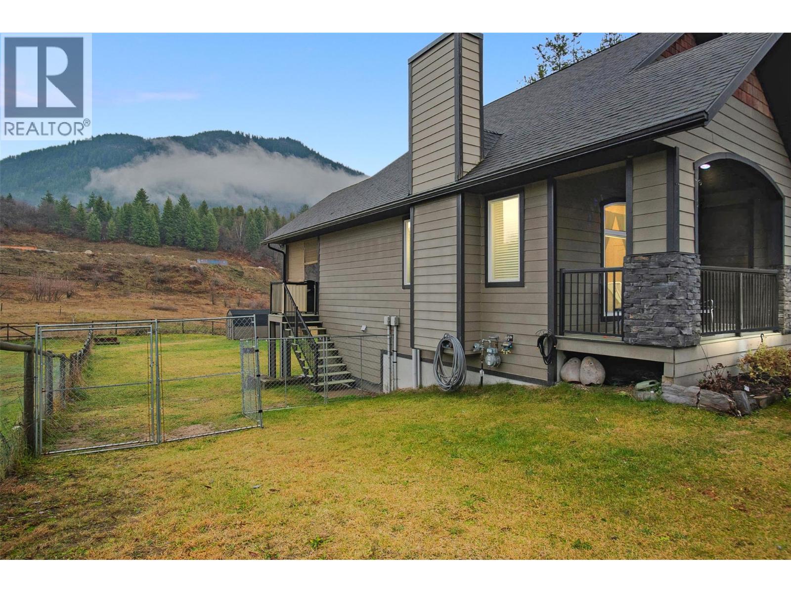 892 Waterloo Road, Castlegar, British Columbia  V1N 4K8 - Photo 3 - 10378764