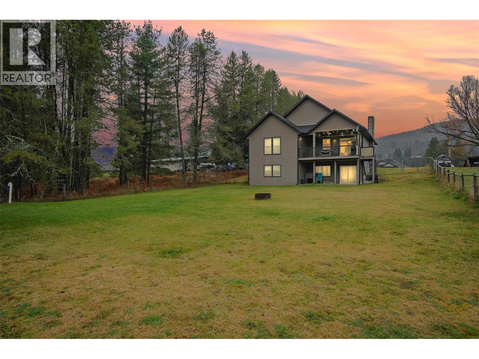 892 Waterloo Road, Castlegar, British Columbia  V1N 4K8 - Photo 4 - 10378764