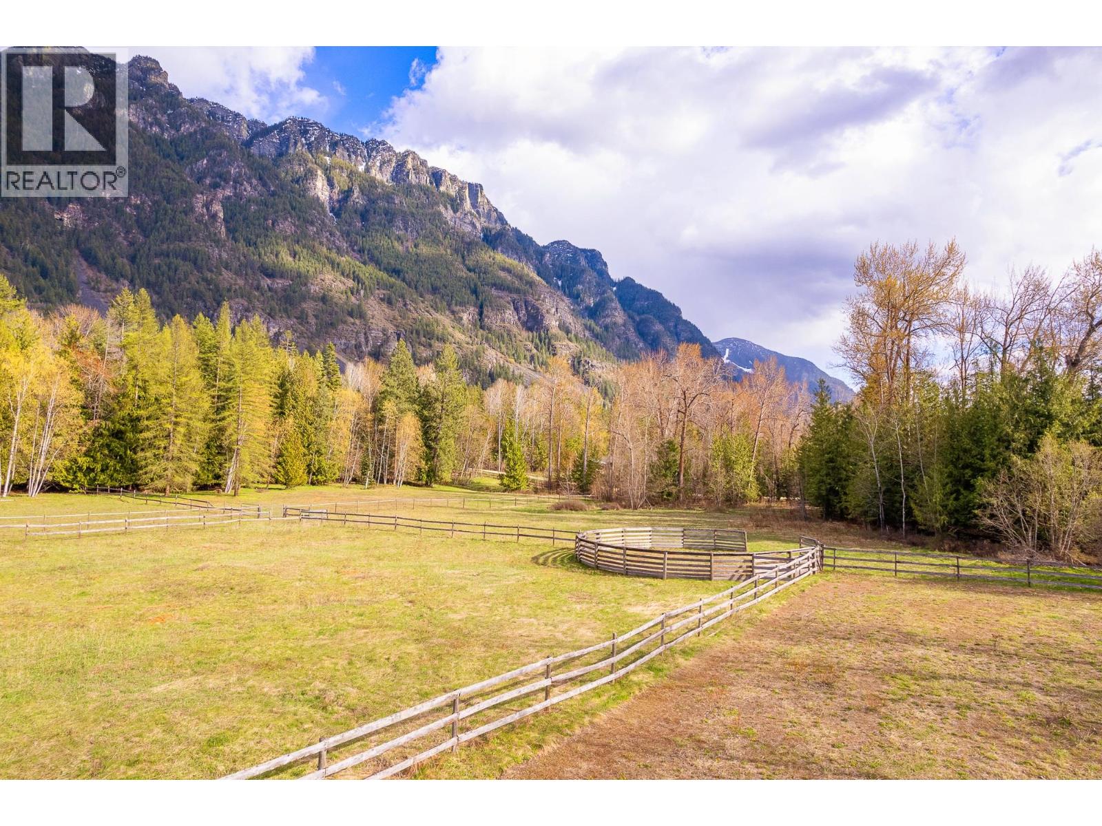 4856 32nd Street, Canyon, British Columbia  V0B 1C1 - Photo 3 - 10378434