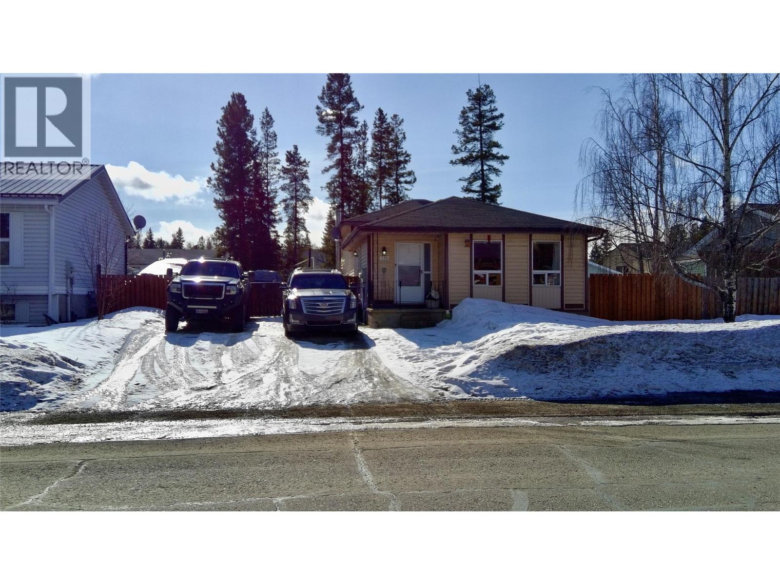 320 Willow Drive, Tumbler Ridge, British Columbia  V0C 2W0 - Photo 2 - 10378763
