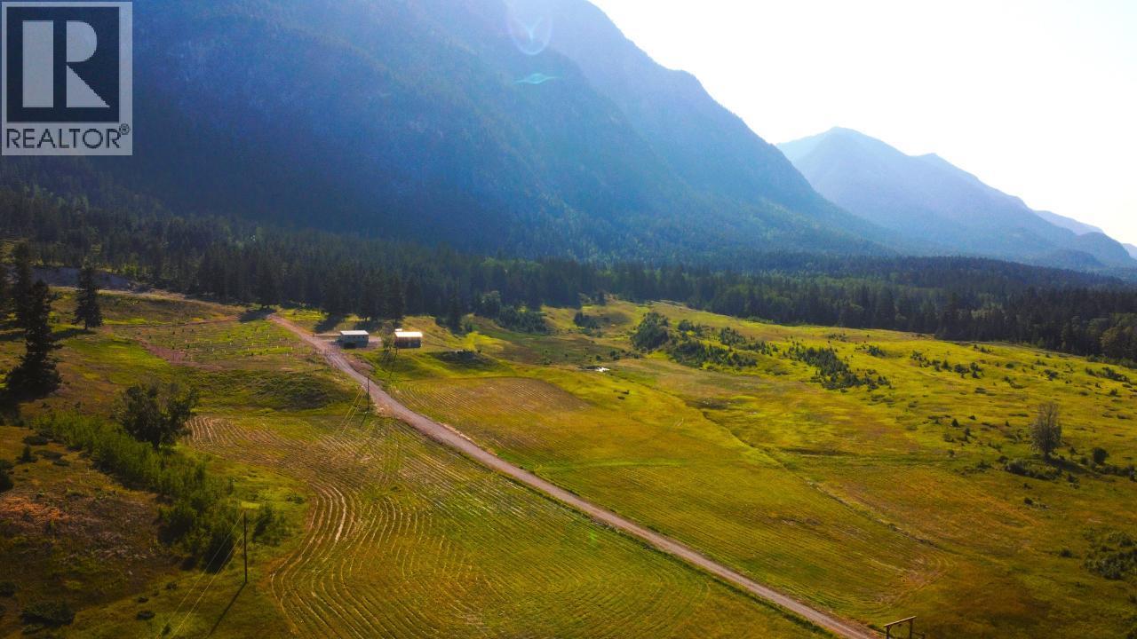726 95 Highway, Spillimacheen, British Columbia  V0A 1M0 - Photo 5 - 10379083