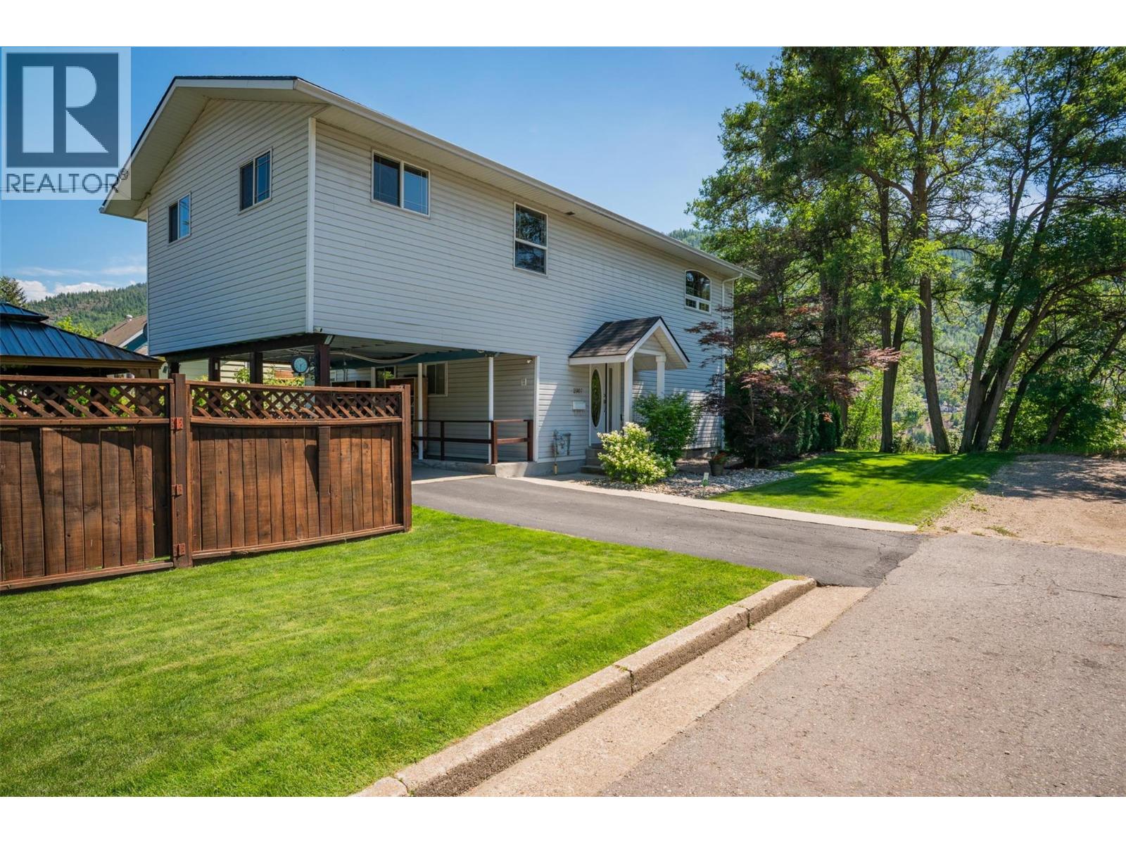 2007 Valleyview Drive, Trail, British Columbia  V1R 3B3 - Photo 2 - 10378704