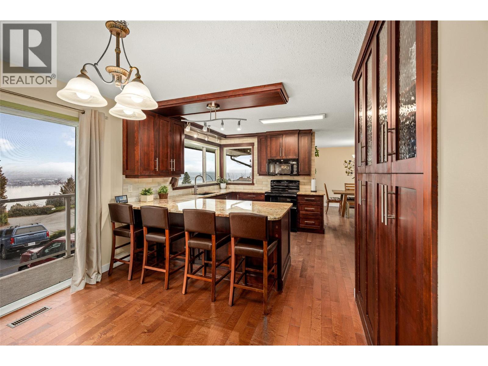 2152 Alexander Place, Kelowna, British Columbia  V1Z 2X5 - Photo 3 - 10378300