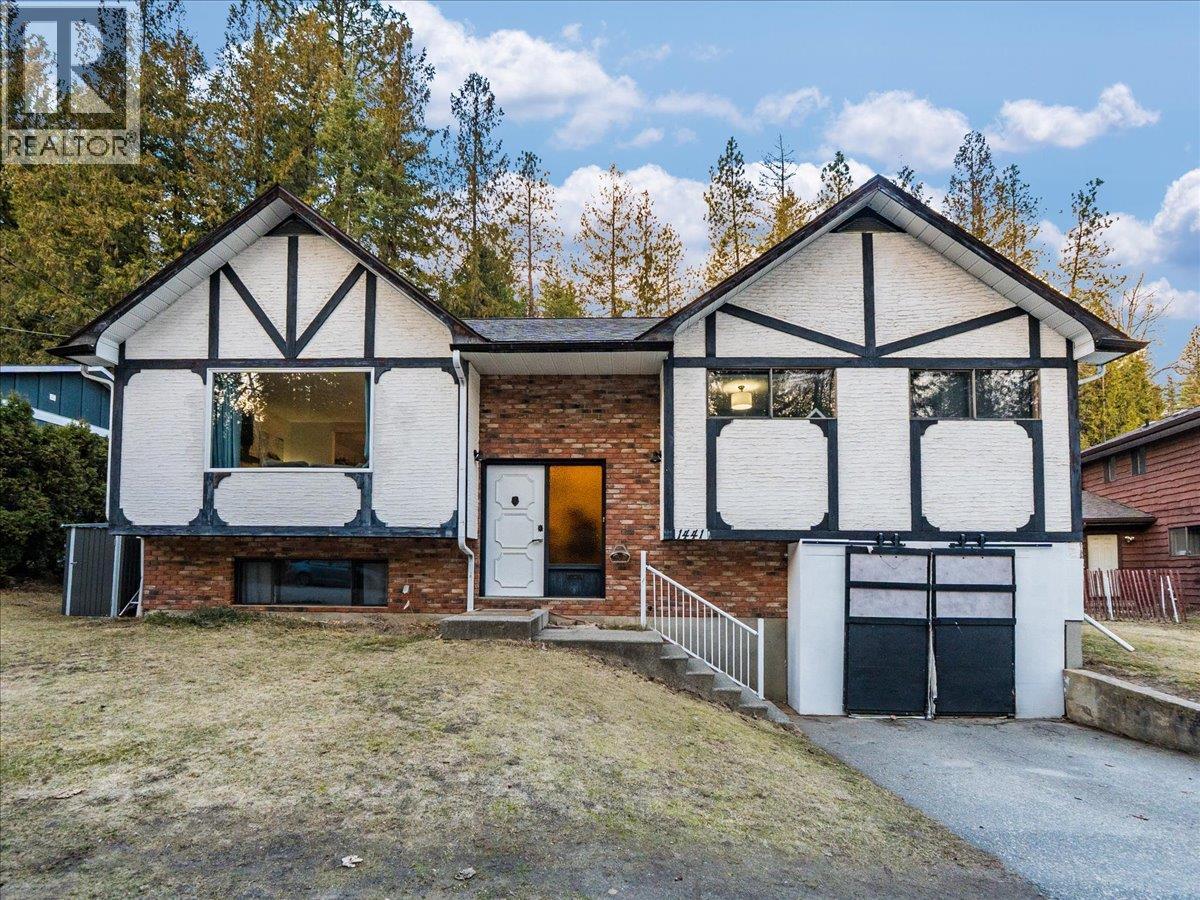 1441 Meadowbrook Drive, Castlegar, British Columbia  V1L 3L9 - Photo 2 - 10379115