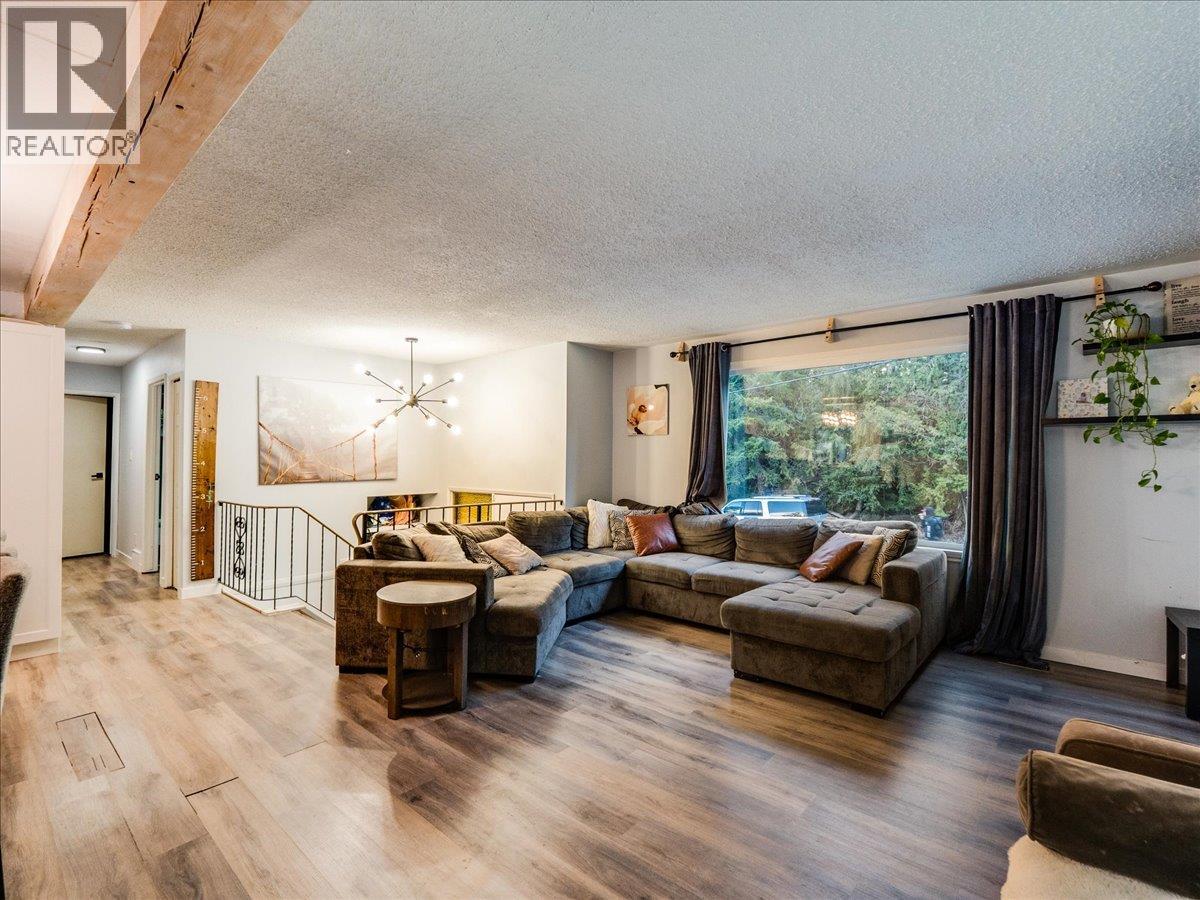 1441 Meadowbrook Drive, Castlegar, British Columbia  V1L 3L9 - Photo 9 - 10379115