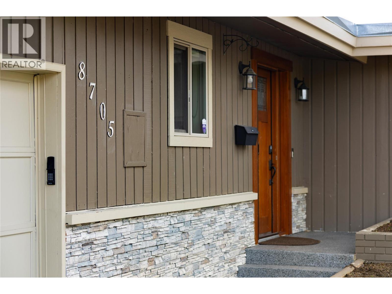 8705 Kalview Drive, Coldstream, British Columbia  V1B 1X2 - Photo 3 - 10378523