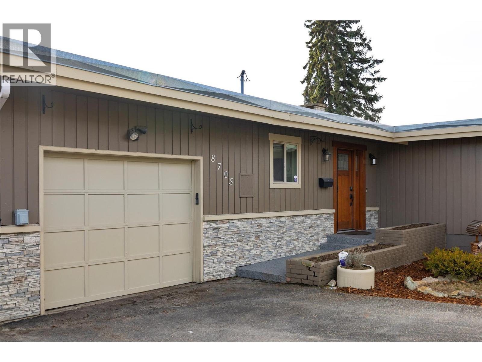 8705 Kalview Drive, Coldstream, British Columbia  V1B 1X2 - Photo 5 - 10378523