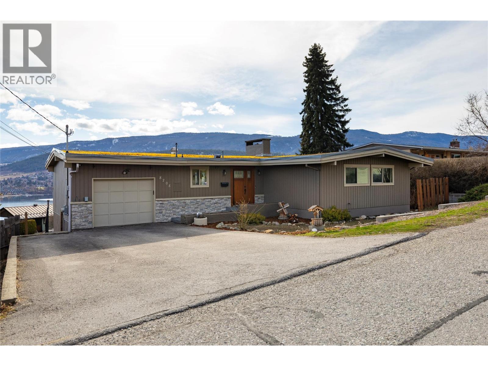 8705 Kalview Drive, Coldstream, British Columbia  V1B 1X2 - Photo 6 - 10378523