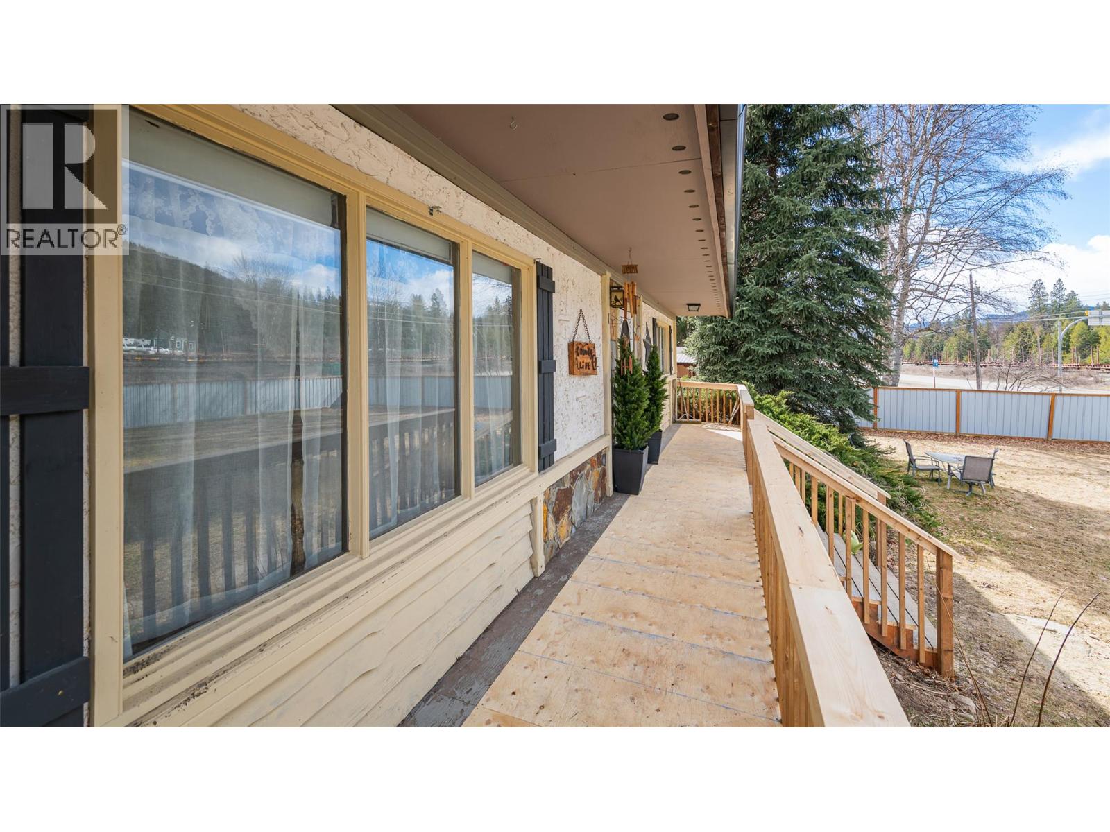 9005 3 & 95 Highway, Yahk, British Columbia  V0B 2P0 - Photo 26 - 10379140